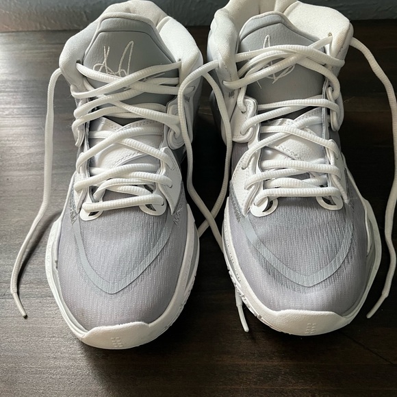 Kyries grey and white womens US 7 basketball shoes - Picture 3 of 3